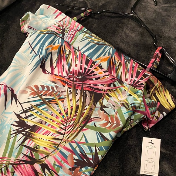 Beautiful Guess Off-the-shoulder sheath Dress. A Vibrant choice.Brad new.size 4 - Picture 13 of 13